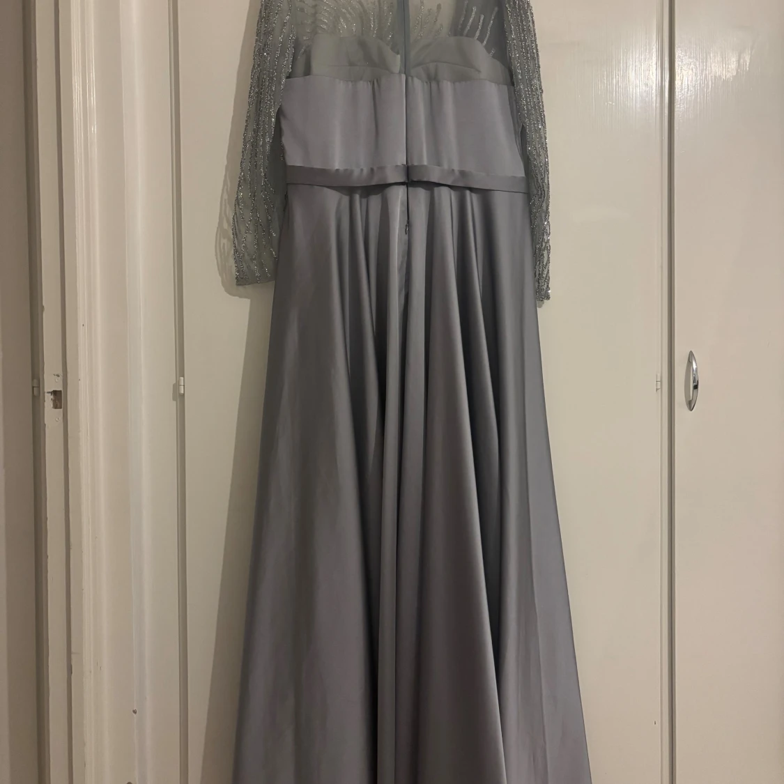 Lång glittrig silverklänning med mesh - 1