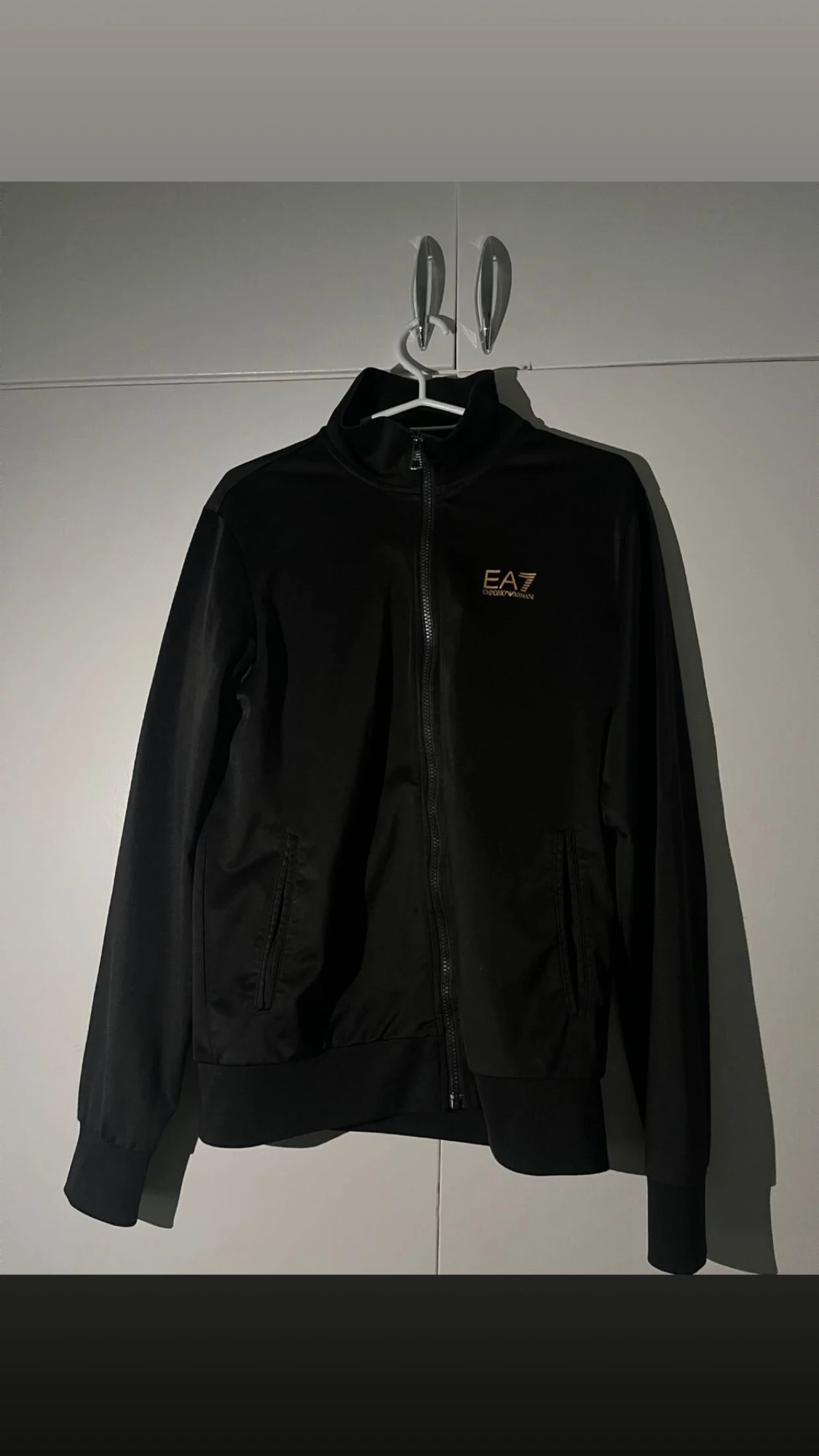 Svart EA7 zipjacka med guldtryck