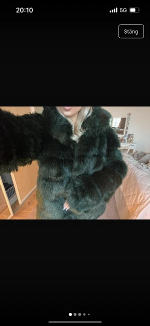 Mörkgrön fluffig pälsjacka - Säljer en riktigt snygg mörkgrön pälsjacka med fluffig och mjuk känsla. Jackan har en loose passform och långa ärmar, perfekt för dig som vill sticka ut med en cool och trendig look. Färgen är djup grön och materialet är pälsimitation.