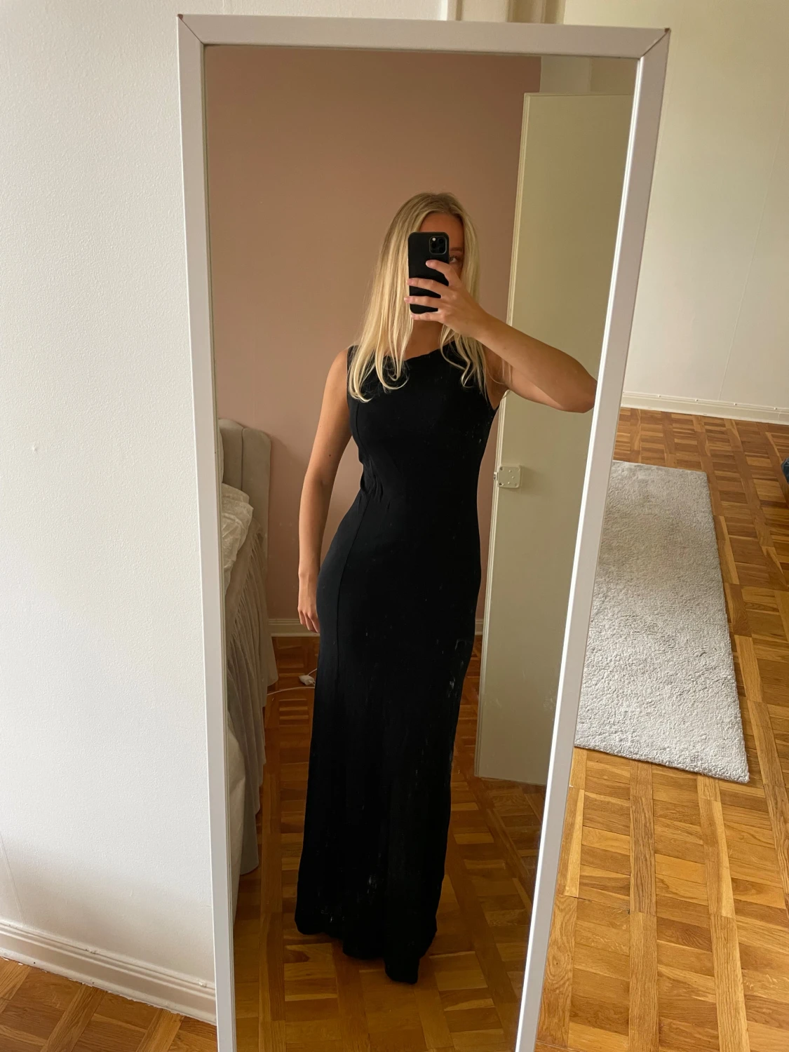 Svart långklänning med ärmlös design