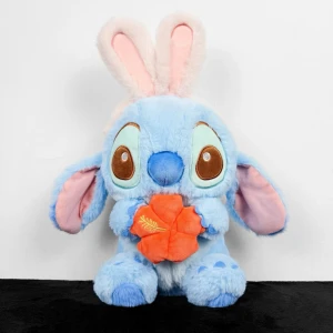 Stitch Plush 🌺 - Så himla gulligt Stitch gosedjur som håller i en blomma! 💙🌺Bara suttit på soffan sedan inköp så är i nyskick med tag! ✨Säljer då jag måste downsizea bland mina gosedjur 🤧Köp nu 💌 