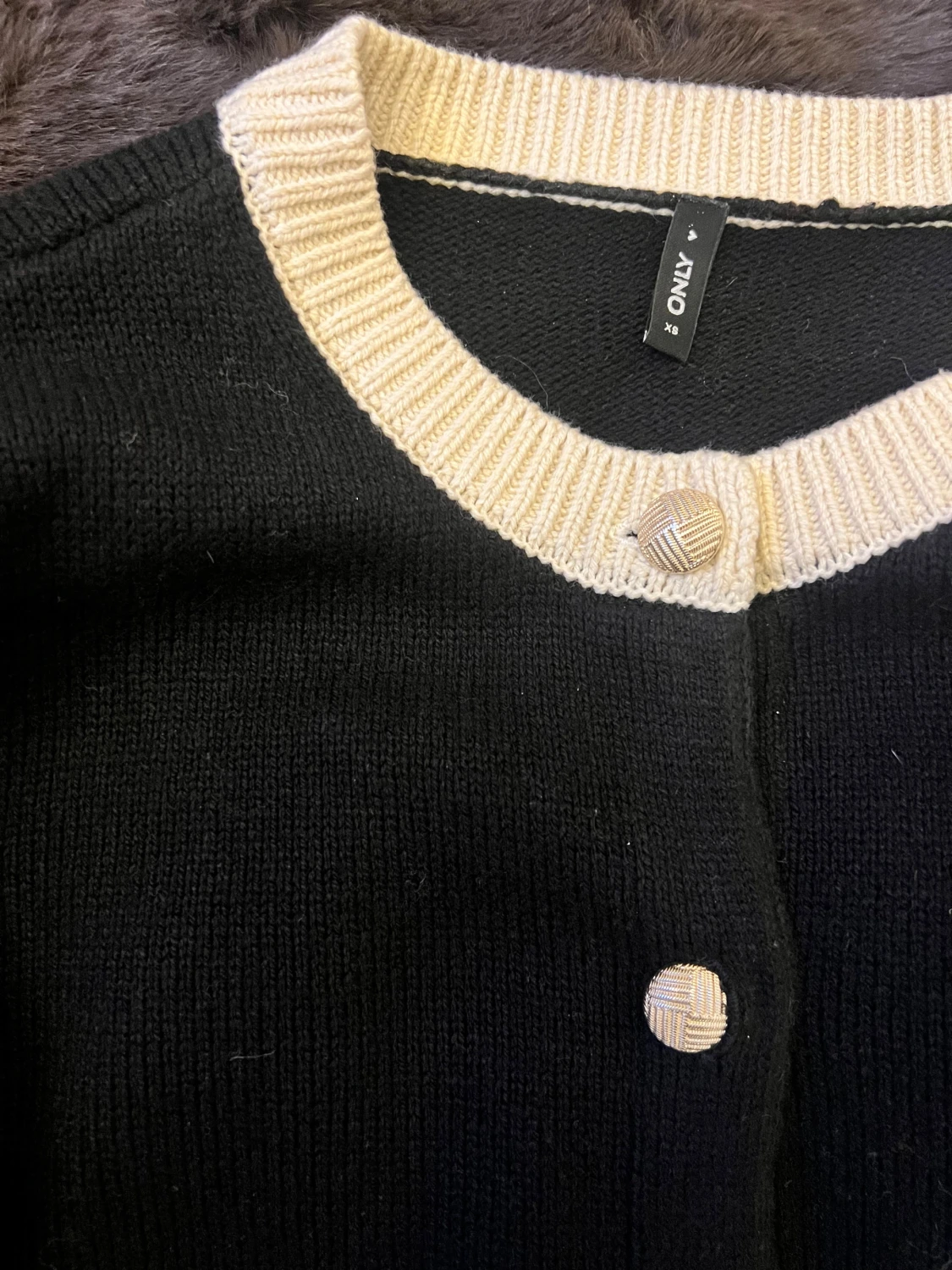 Svart Fin stickad cardigan med gult knappar  - 1