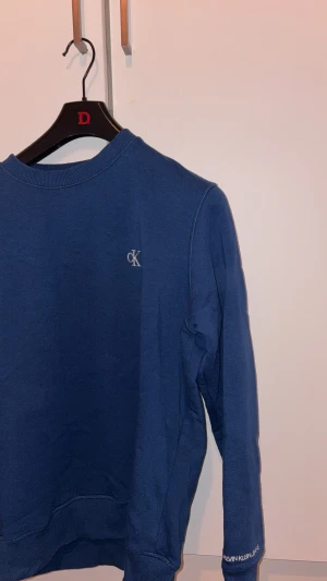 Calvin Klein  - Vintage Calvin Klein tröja i blå och kommer i storlek L. 