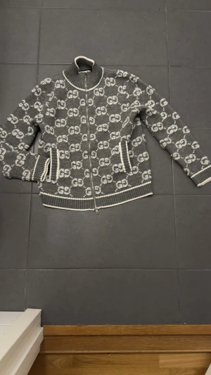Gucci  Wool Cardigan - Grå gucci cardigan med gg mönster. Väldigt skön att ha på sig och enkel att bära med andra kläder.