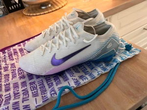 Nike elites fotbollskor  - Snygga Nike fotbollskor, använda 1-2 gånger bara. Hör av er vid köp. 