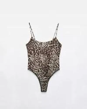 Leopardmönstrad linnebody - Säljer en snygg leopardmönstrad linnebody med tunna axelband. Toppen har en tight passform och är perfekt för dig som vill sticka ut. Färgerna går i beige, brunt och svart och materialet känns mjukt och följsamt mot kroppen.