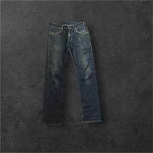 Levis 501 - Vintage Levi’s jeans uppskattade ungefär 1995. Storlek 30/32. Bra skick men dom har blivit klippta vid sömmarna för att dom ska lägga sig snyggt över skor.