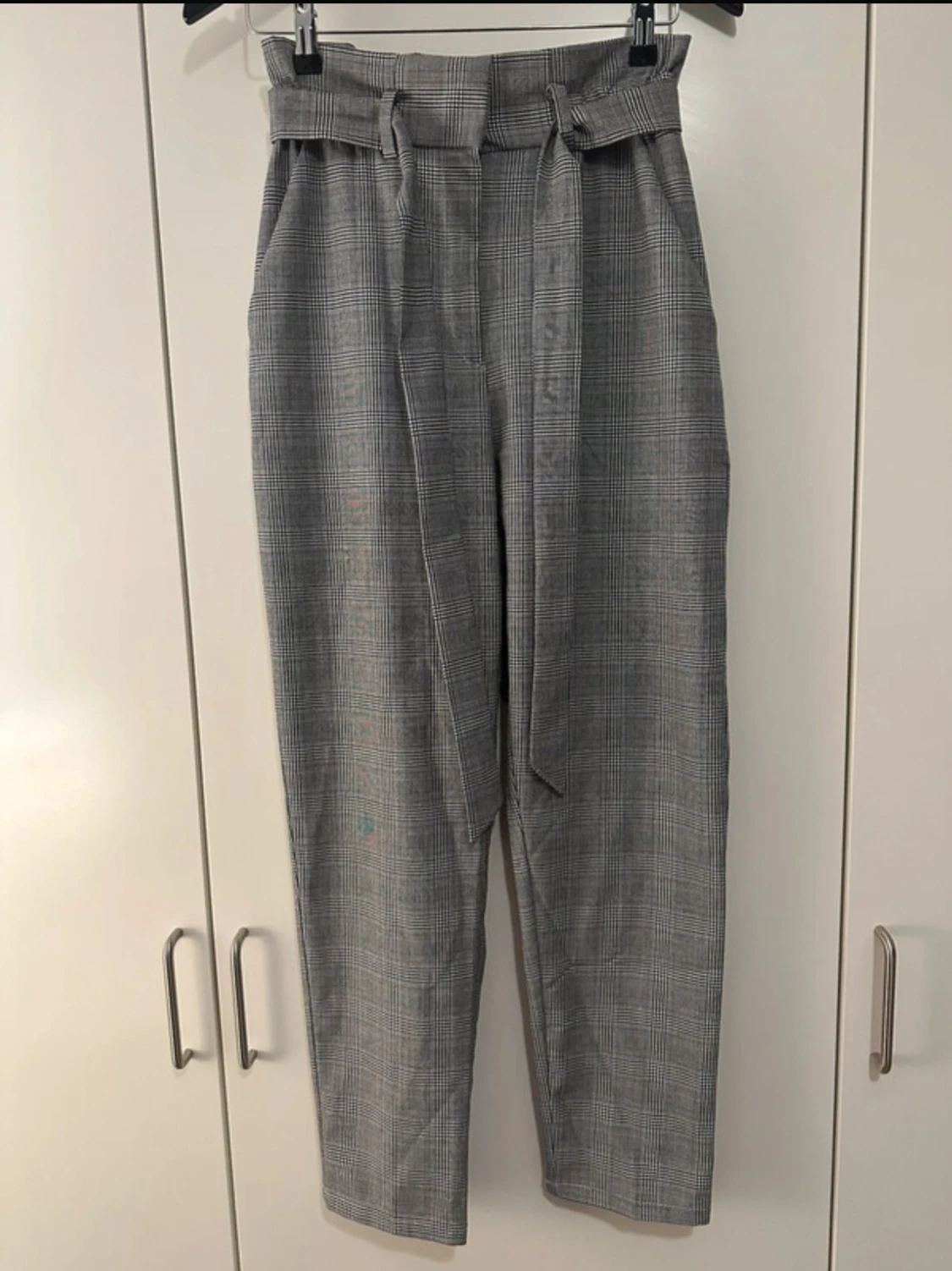 Grå rutiga kostymbyxor från H&M - 1