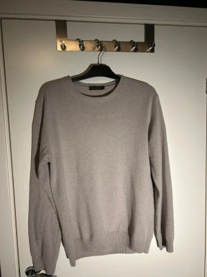 Oscar Jacobsson stickad crewneck - Snygg Oscar Jacobsson crewneck, köpt på NK, nypris är 1800kr, väldigt stilig och passar till allt! Pris ej hugget i sten, hör av dig för frågor!