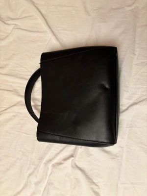 Svart väska  - Svart väska som är så snygg och som passar till allt, super bra storlek, man får plats med mycket 💖💖