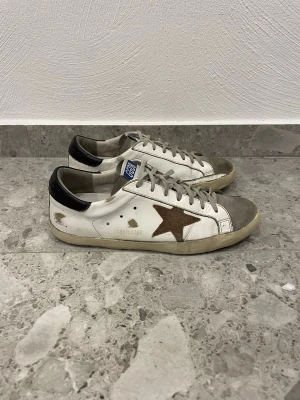 Golden Goose skor  - Golden Goose skor || Storlek 43 || Skorna är i okej skick (se bilder) || tveka inte på att höra av dig vid frågor eller funderingar 