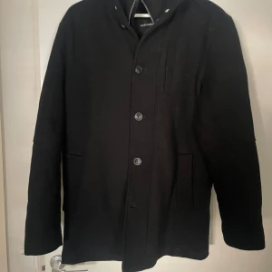 Svart rock från Jack & Jones, M - Varm och skön rock från J&J som är perfekt nu inför vintern❄️  Rocken är fodrad inuti vilket gör den extra varm, skicket är mycket bra då den inprincip är oanvänd.   Nypris 1500!  Skriv gärna för mer frågor mvh// Nils!