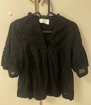 Svart blus från Neo Noir - söt liten blus med v-ringning och korta ärmar🥰 lätt och luftigt material! endast använt två gånger!