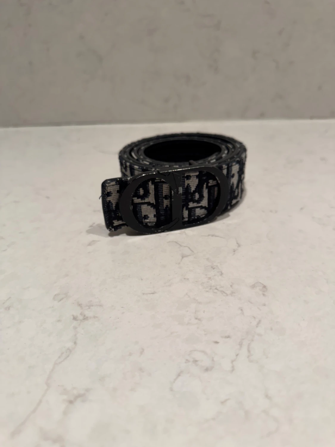 Svart och vit bälte med monogram