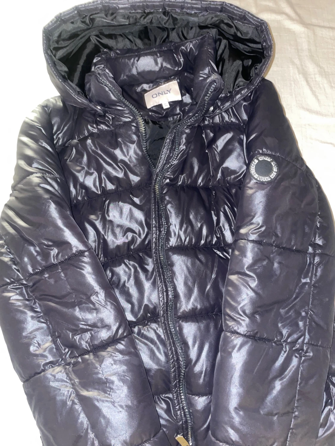 Svart pufferjacka från ONLY med huva
