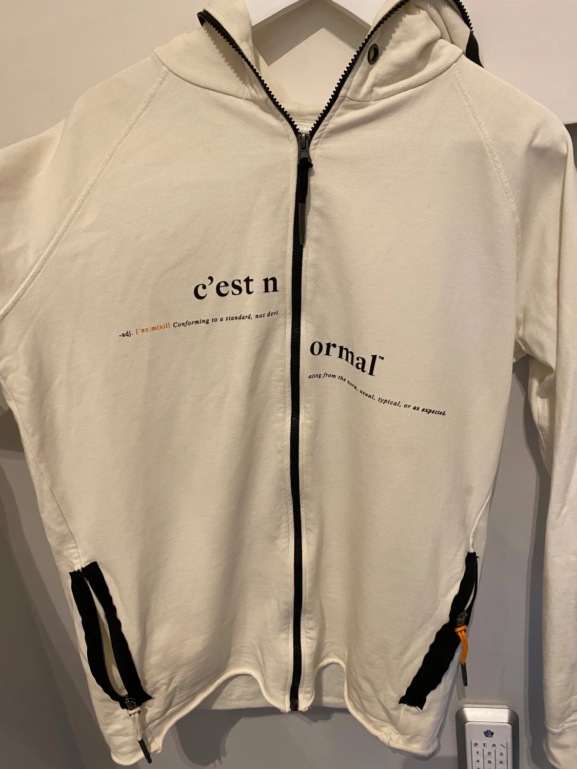 Vit hoodie från C'est Normal - 1