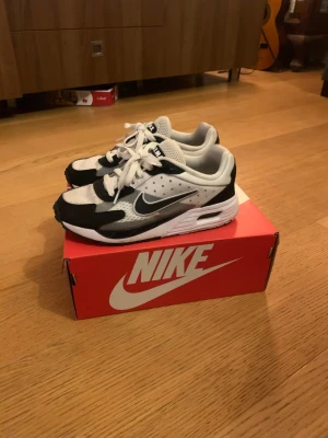 Air Max 90 - Nike skor strl 36. Sparsamt använda fint skick! Lite smutsiga (kolla bilder)