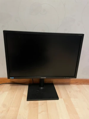 Samsung S24C650 Monitor - Samsung S24C650 24" LED-skärm i gott skick. Skärmen har justerbar fot och kan roteras till stående läge. Inga synliga repor på skärmen, endast lättare bruksspår på foten. Perfekt för arbete eller studier.