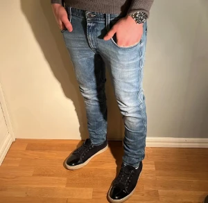 Replay anbass jeans  - Snygga ljusblå jeans från Levis med skinny passform och klassisk femficksdesign. Jeansen har en modern tvätt med lätt slitning och sitter tajt längs benen. Perfekta för dig som gillar en smal siluett och vill ha en fräsch look.