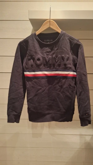 Svart tommy hilfiger sweetshirt - Säljer en svart sweetshirt tröja från tommy hilfiger, passar runt 155cm, skriv vid frågor eller funderingar!
