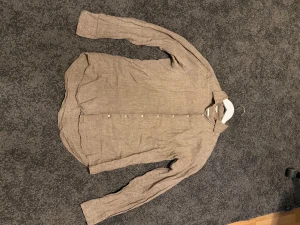 Linneskjorta stenströms - Brun linneskjorta från stenströms som endast är använd ett par gånger. Bra skick. Nypris 1600kr