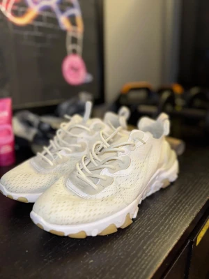 Nike react vision vit - Vita Nike react visions, använd ett par gånger frf bra skick. Strl 42 och bra dämpning 