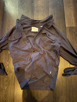 En kardinang från Jack an Jones  - En kardigan från Jack an Jones inom grisch stilen