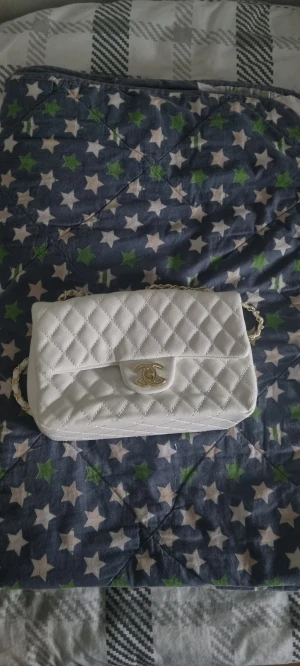 Vit väska - Säljer denna fina väska I felfritt skick. Använd ett enstaka gånger. Pris kan diskuteras vid snabb affär!