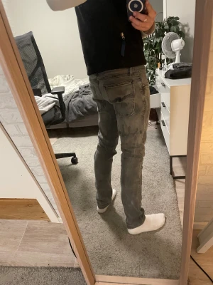 Nudie jeans - Väldigt fina nudie jeans i mycket bra skick, men som man ser på bilderna så skiftar färgen på vissa ställen men enligt mig är det inget negativt utan ser balt ut   Strorleken är W31 och L 32.  39cm i midjan, 94 cm i längd  Passar rätt så bra på mig som är 174