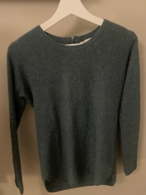 Mörkgrön kashmirtröja Max Studio XS - Snygg mörkgrön stickad tröja från Max Studio i 100% kashmir. Tröjan har rund hals, lång ärm och en cool dragkedja i ryggen💕💕Perfekt för dig som gillar mjuka och lyxiga material med enkel stil.💖💖