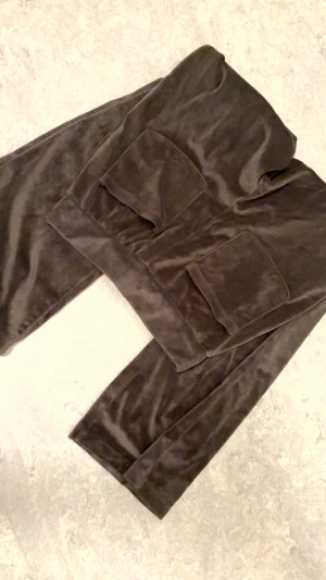 Velourbyxor - Bruna Velourbyxor flared