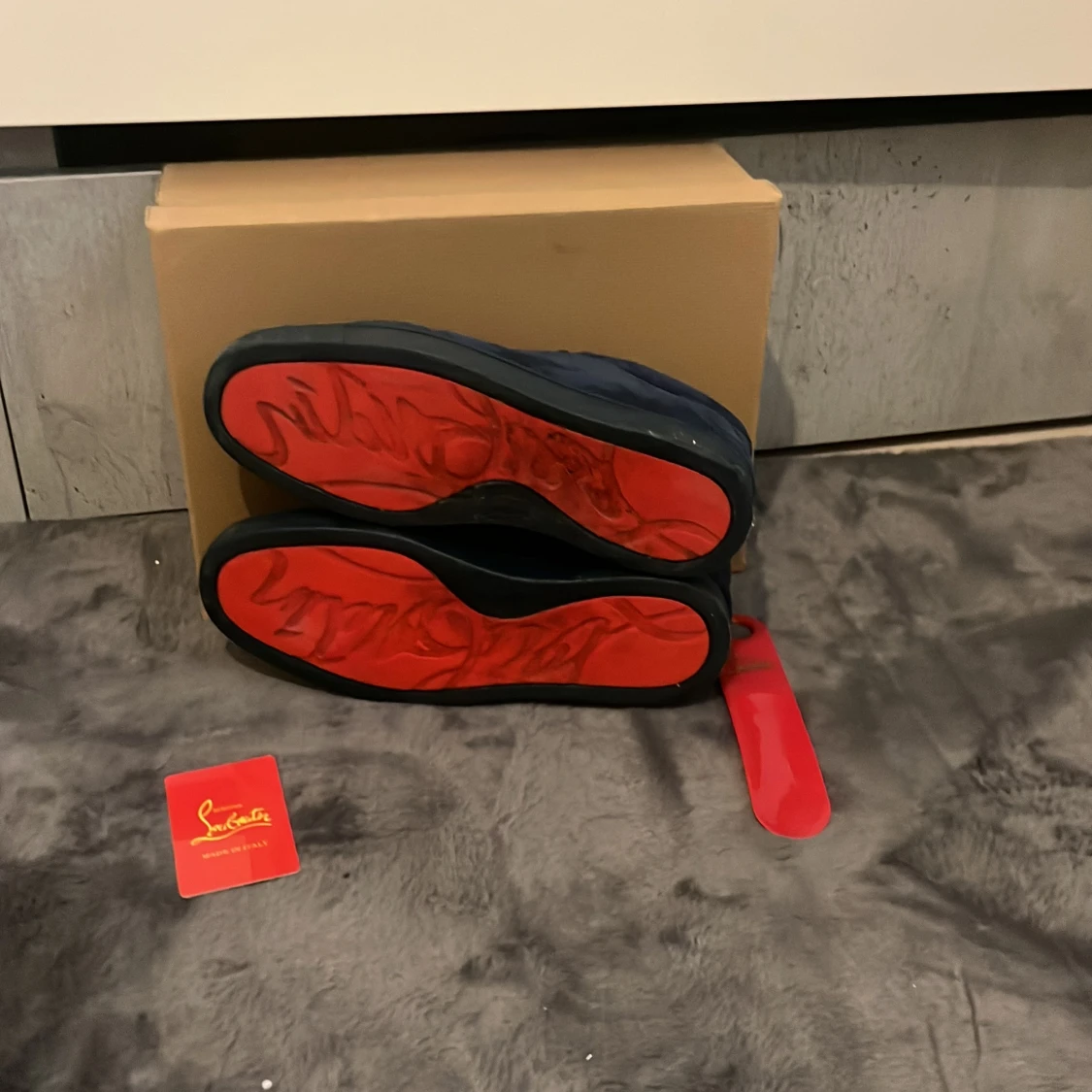  Sälja ett par Christian luvetins - 1