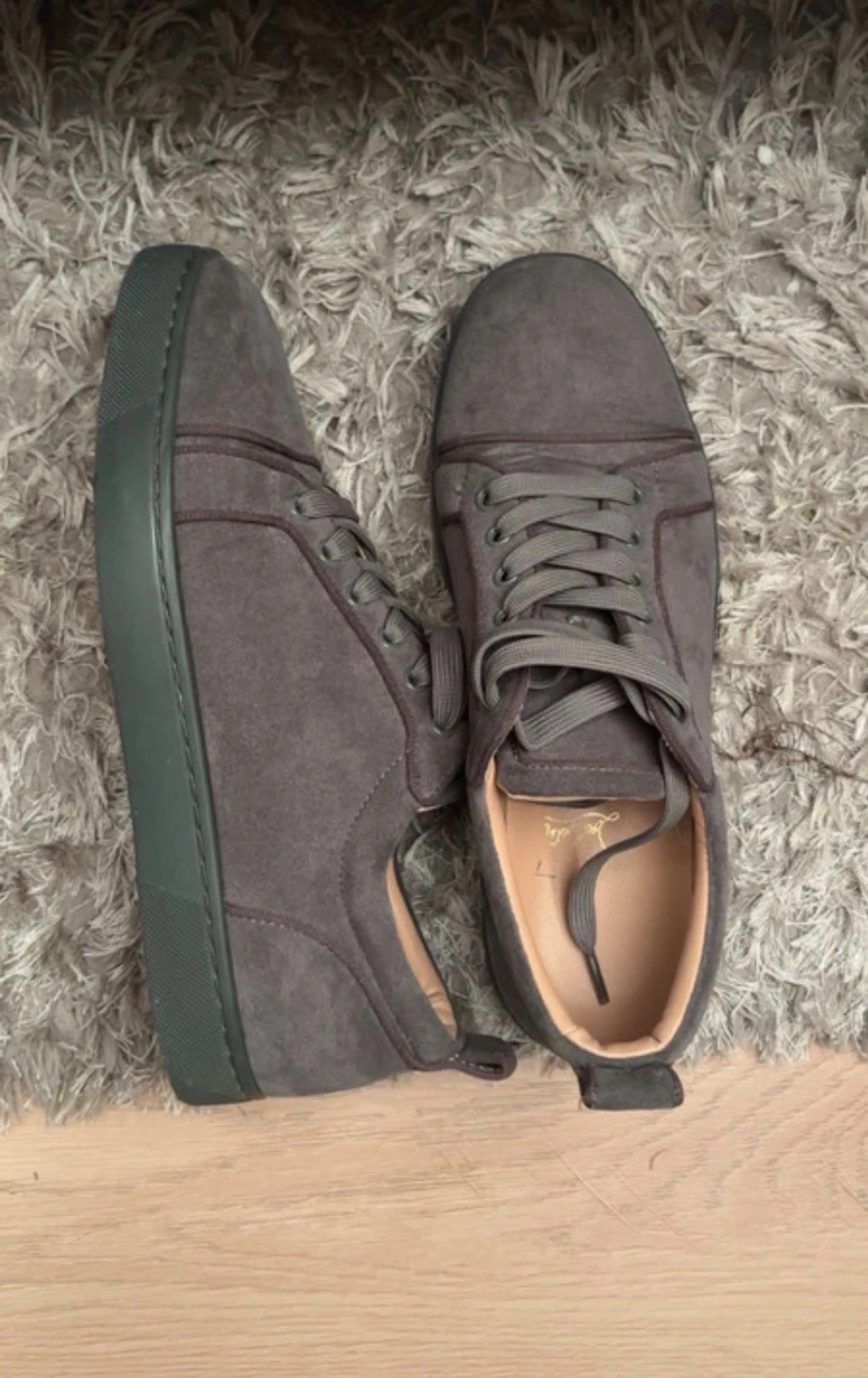 Grå mocka sneakers med röd sula - 2