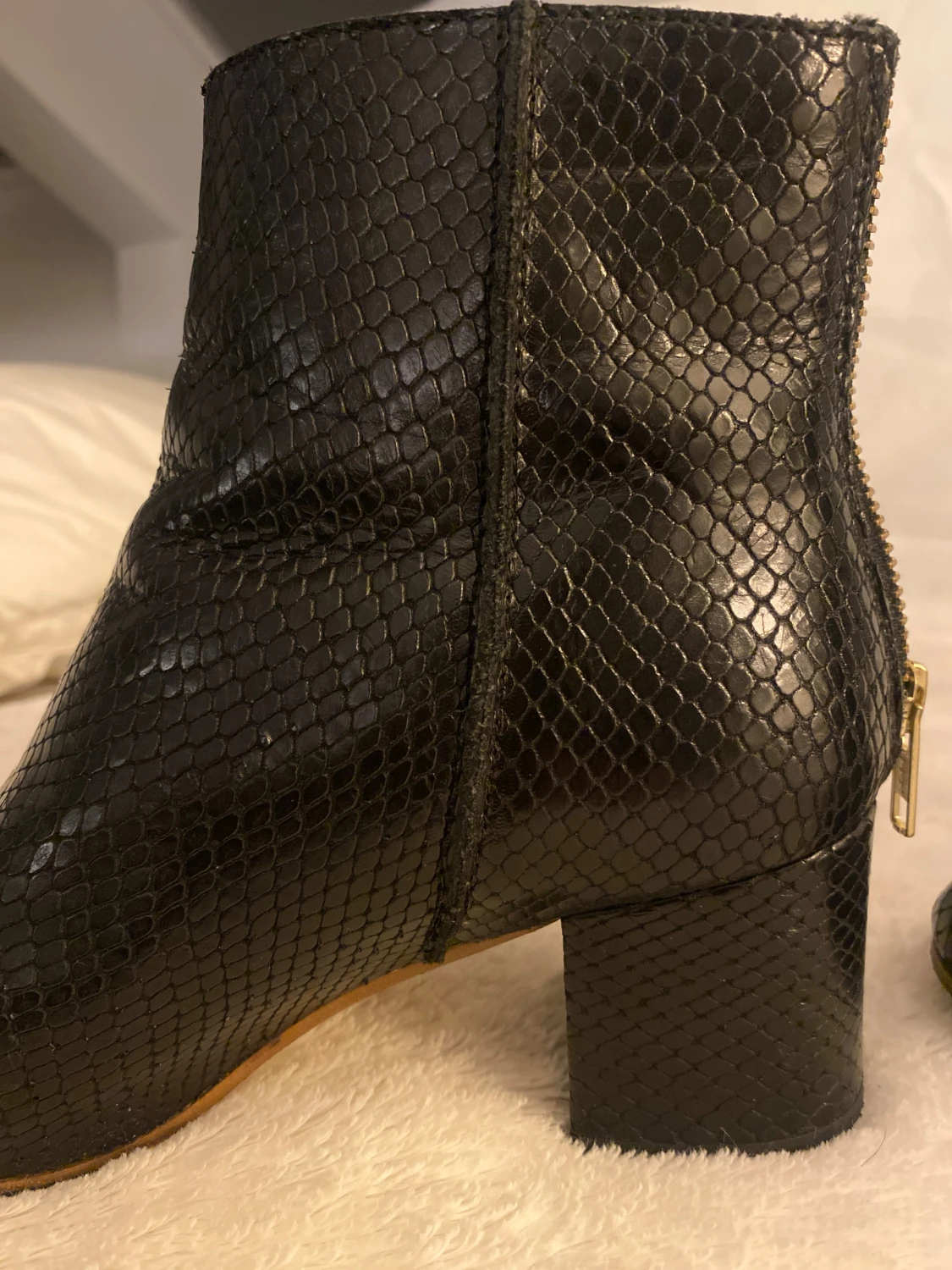 ATP- Atelier, Svarta ankelboots i skinn med guldzip - 6