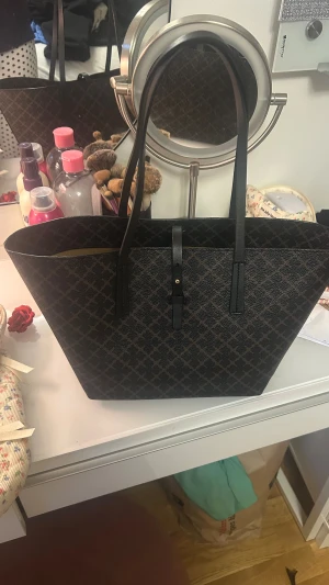 Väska från by malene Birger  - Sueprfin väska från by malene Birger i modellen GRETAH❤️ se mått sista bilden 