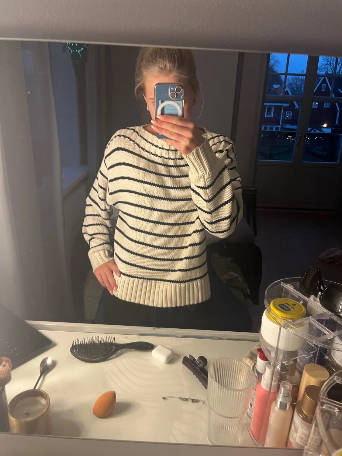 Vit och svart randig stickad tröja - 1