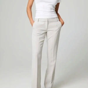 Beige kostymbyxor - Säljer mina favorit  kostymbyxor i färgen beige, med låg midja. Storleken passar inte mig längre, därav säljer jag dom💕Dem är i mycket bra skick. Nypris på byxorna är 499kr men jag säljer för 380kr men går att diskutera priset. 