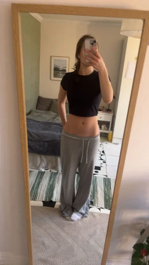 Uniclo Tränings-tshirt - Köpte för ca ett år sen men då jag har väldigt breda axlar (jag är simmare) så passar den inte mig💕gjord i stretchigt material och är jättemjuk💕