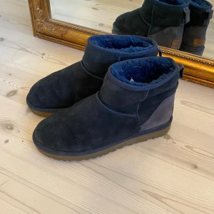 UGG low classic skor uggs - Fint skick, rengjorda + inpregnerade + sprayade. Säljer pga har två par. Köpta 2nd hand, de har en qr kod på insidan som tar mig till en uggs sida men servern kan inte hittas, kanske tekniskt fel? 💋