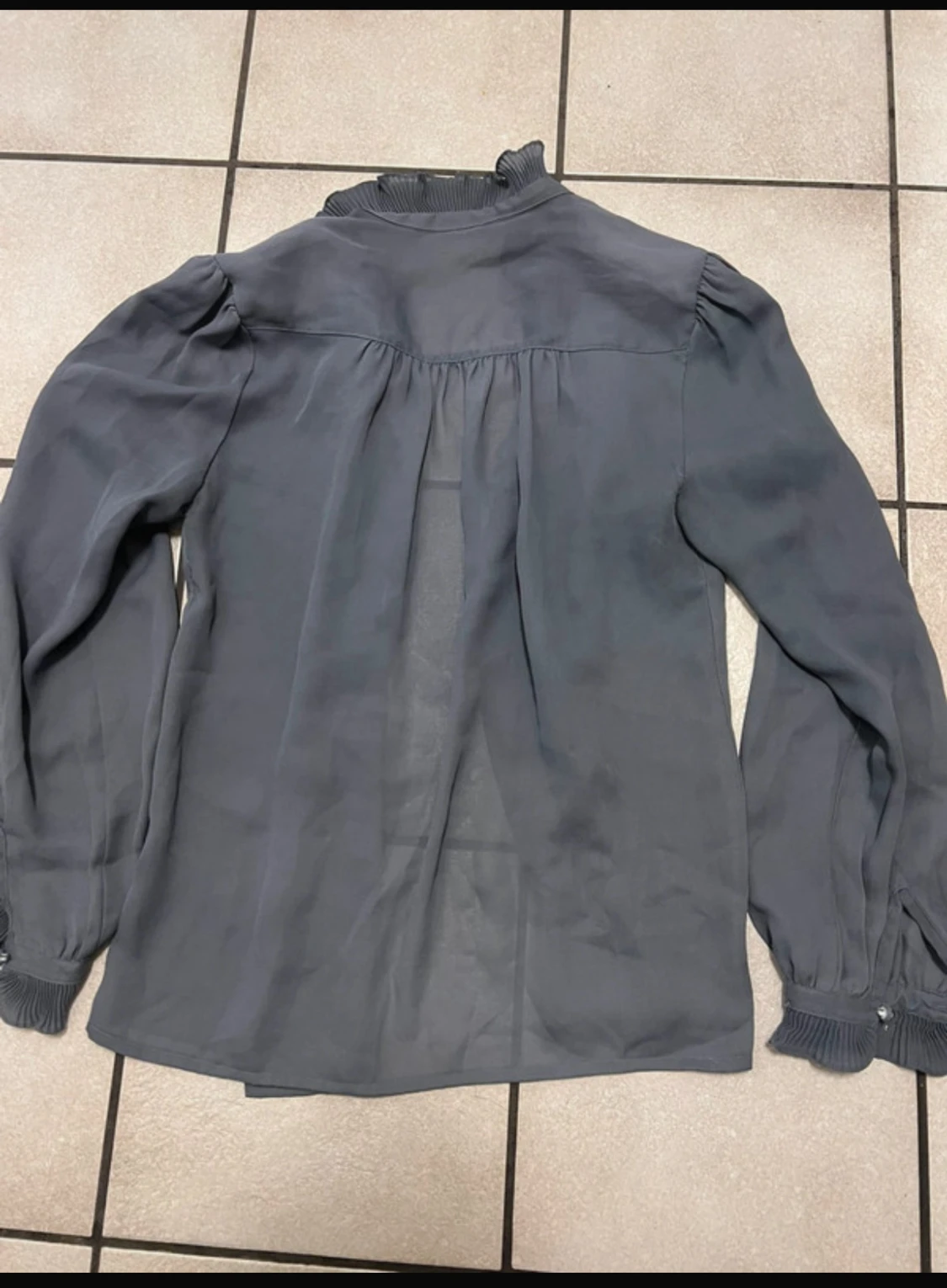 Mörkgrå blus med volangkrage storlek S/M - 2