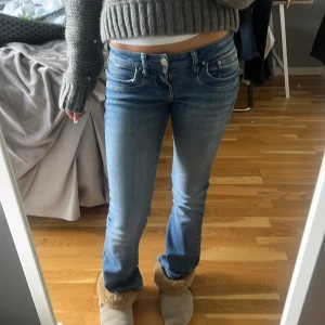 Blå jeans från LTB - Snygga blå jeans från LTB säljer på grund av att de har blivit för små💕w24 och L30 innerbenslängd är 75 cm 