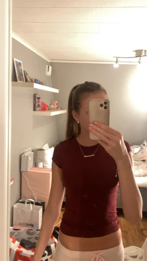 Tajt tröja Lager 157 XS - Jag säljer en tajt vin röd tröja i storlek XS från lager 157. Säljer för jag fick hem dubbelt när jag beställde så den är aldrig använd💞💞