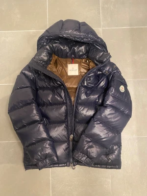 Moncler Maya Giubbotto - En riktigt fet Moncler vinterjacka i storlek 2 som ungefär motsvarar medium. Skicket på jackan är 10/10 då den ser som ny ut. Skriv vid minsta fråga eller intresse😇