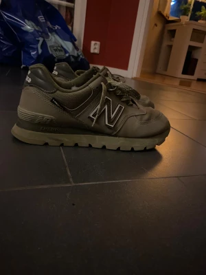 Olivgröna New Balance sneakers - Säljer ett par olivgröna New Balance sneakers i storlek 42,5. Inte använda så mycket så ändå i ett skapligt bra skick. 
