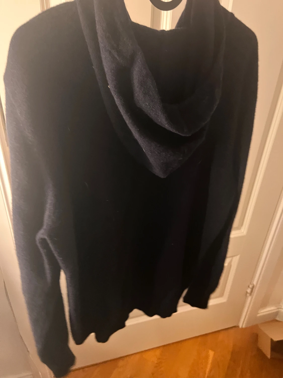 Mörkblå hoodie i karshmir från sayless - 2