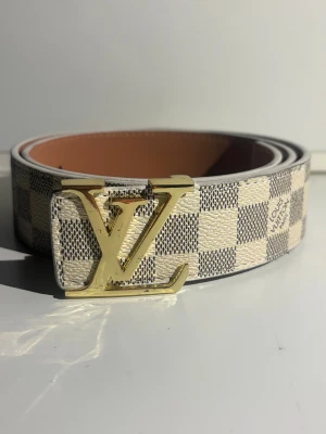 Vit bälte - Fin vit bälte. Har använts ett par gånger och det syns på bältet. Lite repor på bältet men det syns knappt.