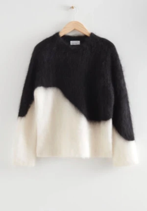 Stickad tröja  - Fin svart/vit stickad tröja från & other stories I mohair mix🌸. Tröjan är i bra skick och säljs inte längre. 