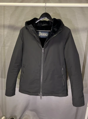 Herno fur jacket - Säljer nu denna sjukt goa herno jackan som slutat tillverkas! Size 48 motsvarar S! Modellen är 179, du kan vara lite längre, den kommer passa 177-184cm isch. Toppskick! Hör av dig vid minsta fundering 🤩