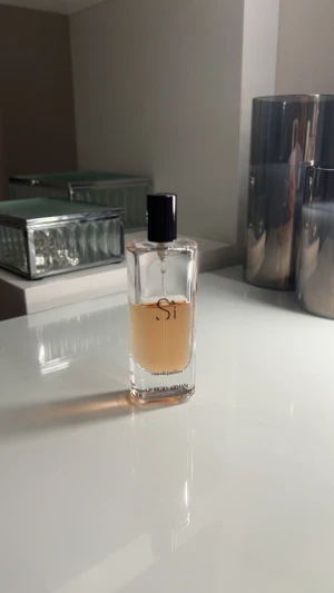 Giorgio Armani Sí parfym  - Säljer då jag inte använder den längre. 30ml med ungefär hälften kvar. Nypris är runt 800kr💞