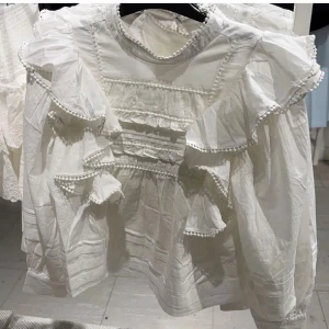 vit blus - volangblus från bikbok! nästan aldrig använd❤️